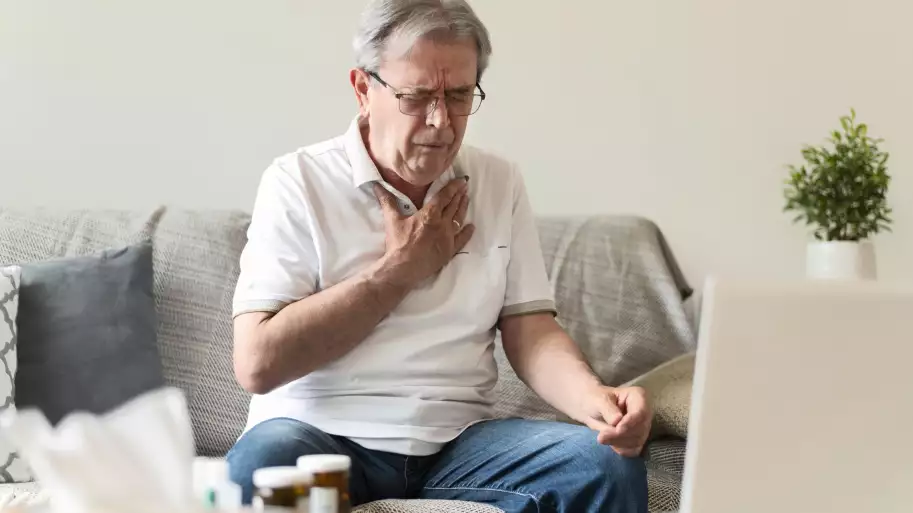 medium-shot-man-with-chest-pain